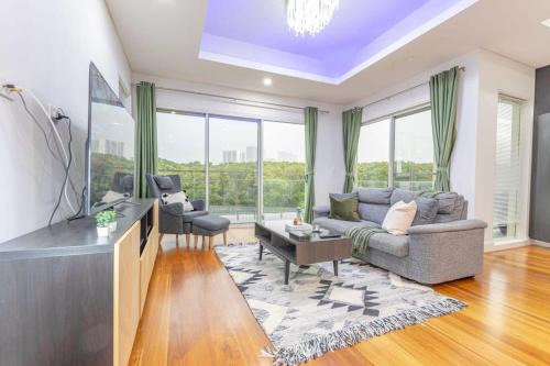 Luxury 5BD house w water view in Melrose Park