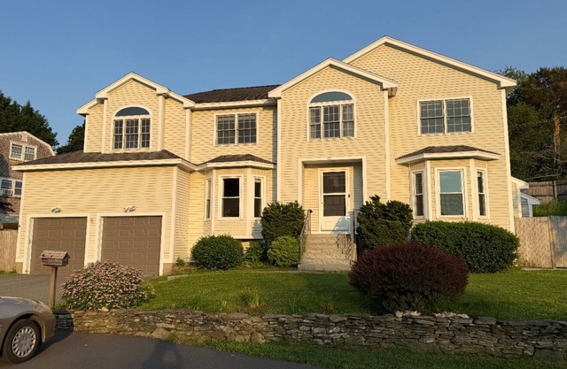 Luxury 6 BR·7 Beds·4.5 BA house in charming Marblehead & walkable to the ocean