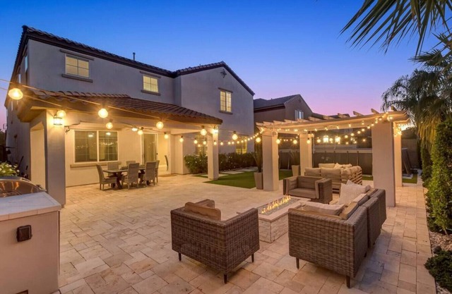 Luxury 6 BR Villa w/pool table+backyard+wfh