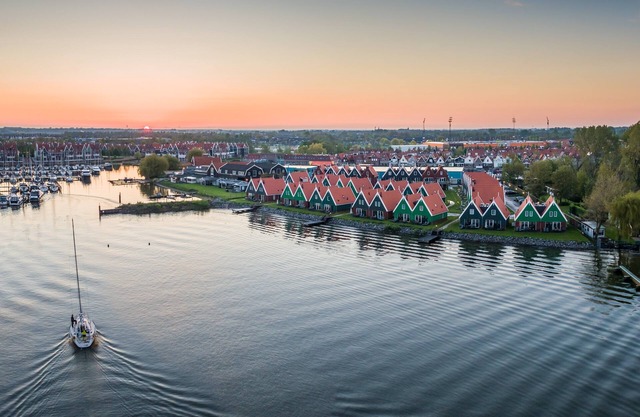 Luxury 6-person bungalow in the holiday park Landal Volendam