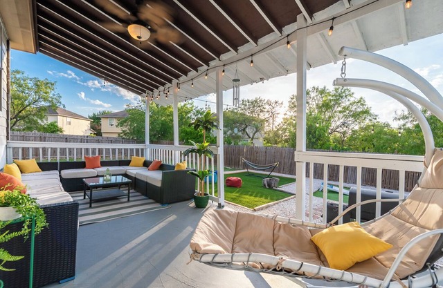 Luxury 6BR home with Game Room & Fire Pit & Mini golf by Lackland AFB & SeaWorld