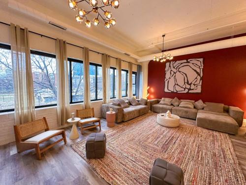Luxury 6BR Suite with Pool Table Sleeps 12 Perfect for Group Stay Near McCormick Place, Grant Park and Soldier Field