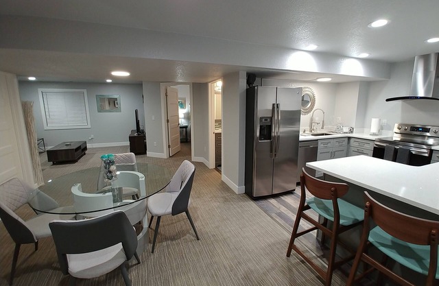 Luxury 900sf 2 Bedroom, full kitchen, Private Entry at Denver International