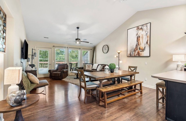 Luxury Amidst Nature: Modern 2 Bedroom Condo near Silver Dollar City