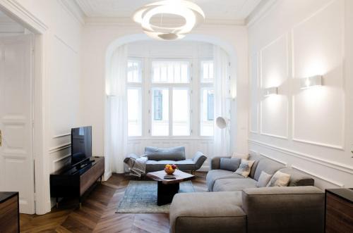 Luxury Apartment by Hi5 - Best Location 3-br