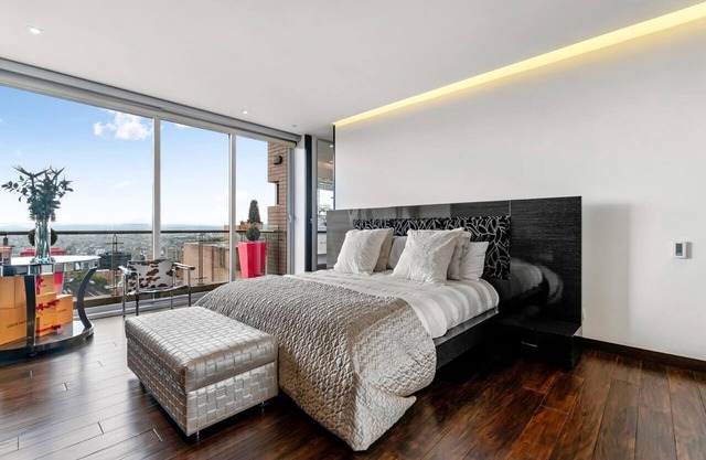 Luxury apartment in Rosales overlooking the hills and the city