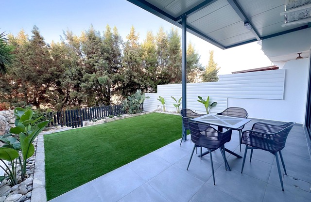 Luxury Apartment with Spacious Garden - NEWLY REFURBISHED