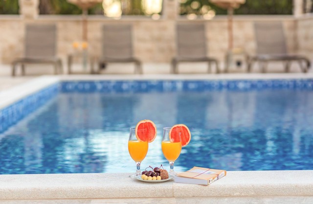 Luxury Apartments Queen - One Bedroom Apartment with Pool View