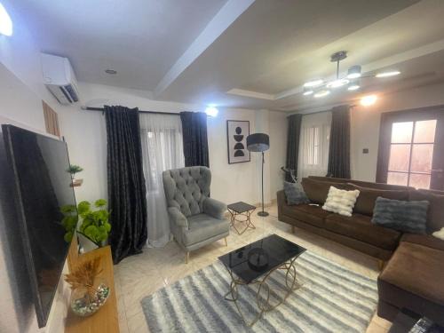 Luxury apt,Secure estate,Parking,10mins to Airport