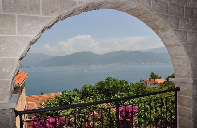 Luxury Azure 2 Bed Apartment with Amazing Views and Infinity Pool