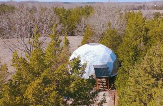 Luxury Bali Glamping – Hot Tub + 15 Acres - 90 mins from Dallas