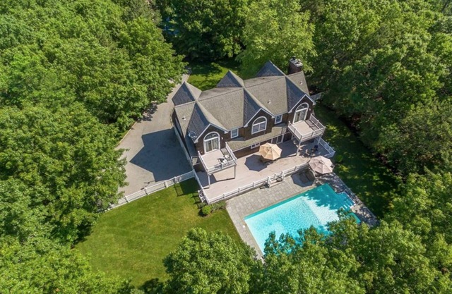 Luxury Beach House, Heated Pool, Dune Rd beaches, pets yes