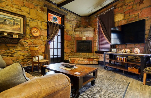 Luxury Black Hills Getaway w/Rain Shower + Patio