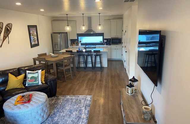 Luxury Brand New 3 bed - 3.5 bath Townhome - 12mins to SNOWBASIN!