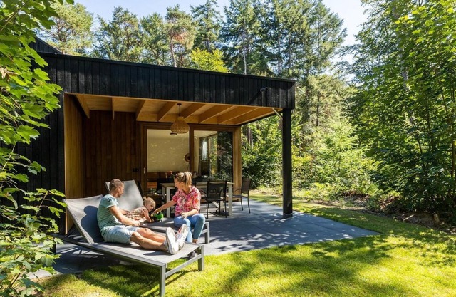 Luxury bungalow for 6 people with a view over the forest.