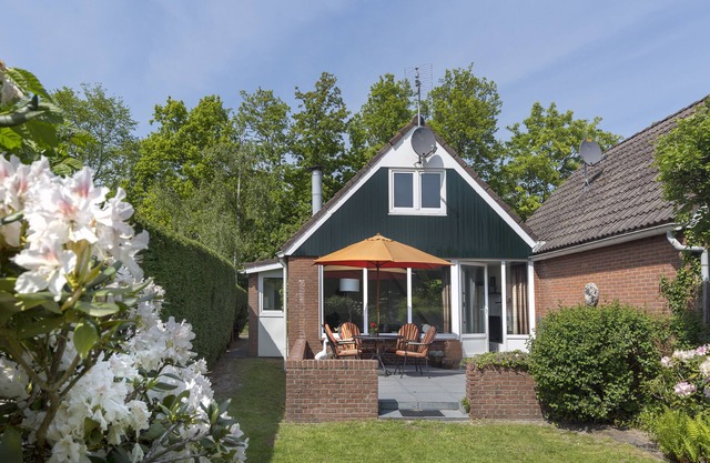 Luxury bungalow suitable for 4 persons. 1 km away from the beach/center.