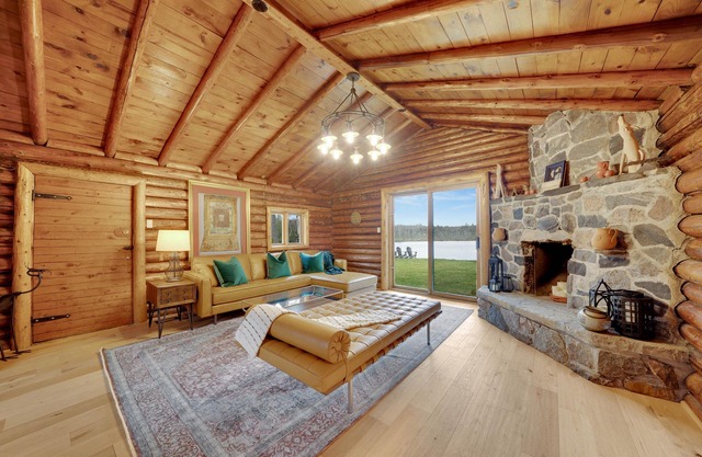 Luxury Cabin On Private 100+ Acre Beachfront Lake!