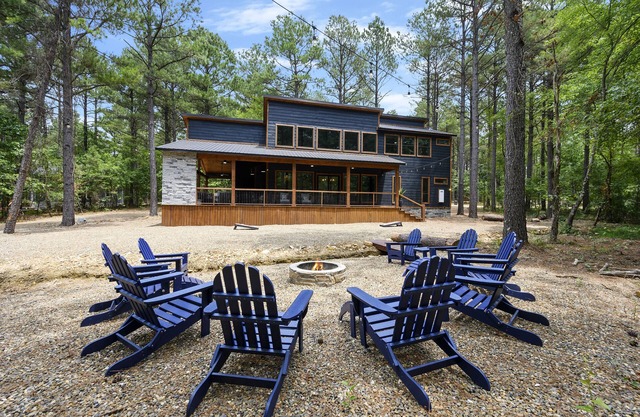Luxury Cabin- Sleeps 12- Hot Tub- ATV Trails- Huge Patio- Family & Dog Friendly
