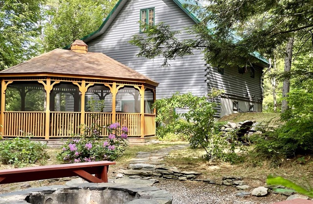 Luxury Cabin with A/C, Hot Tub, Minutes to Sunday River! 21' Gazebo! Generator!
