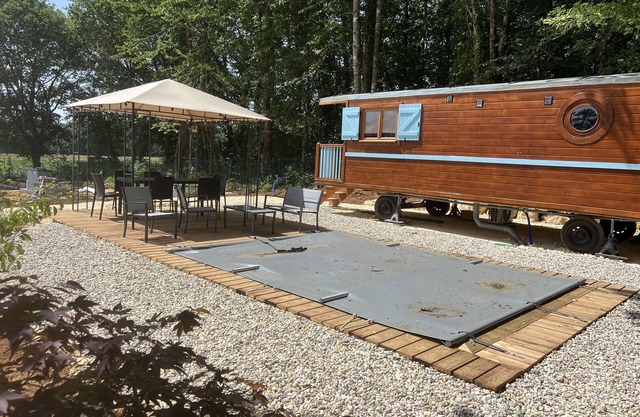 Luxury caravan for 6 people - private swimming pool!