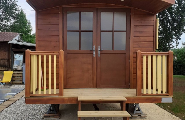 Luxury caravan for six people - private swimming pool!