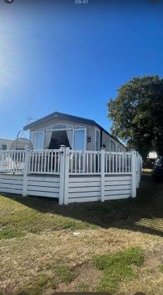Luxury Caravan with decking and a sea view at Kent coast