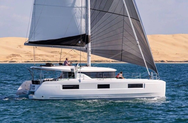 Luxury Catamaran located in Marsh Harbour (4-cabins)- Lagoon 46