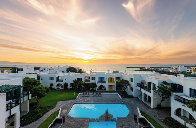 Luxury Coastal Escape | Sleeps 4 | Balcony | Pool
