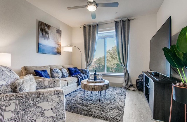 Luxury Condo facing RiverWalk Free Parking Pet Friendly Centrally Located