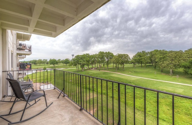 Luxury Condo Steps from Shangri La, Anchor