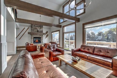Luxury Cottage at Blue Mountain, Private Beach Access, BBQ, Hot Tub, 7 baths
