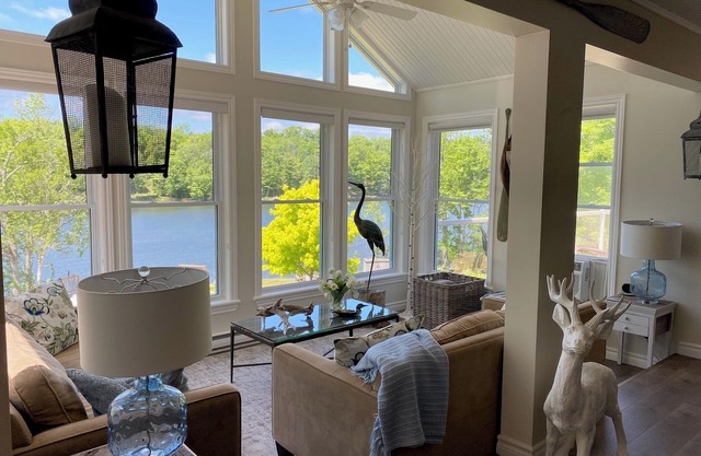 Luxury cottage on beautiful lakefront with hot-tub & private bunkie. New to VRBO