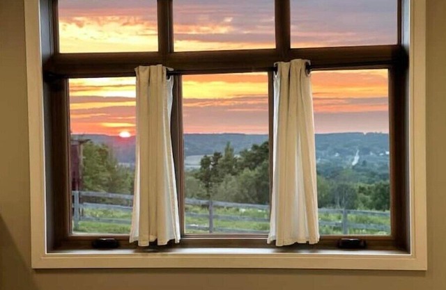 Luxury Country Escape: Suite by the City