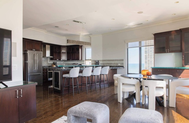 Luxury Designer Penthouse NW | Pool | Gold Coast