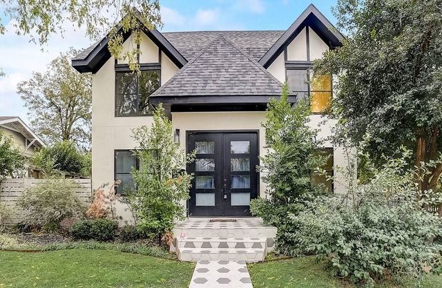 Luxury, dog-friendly home in the heart of everything with enclosed yard & W/D