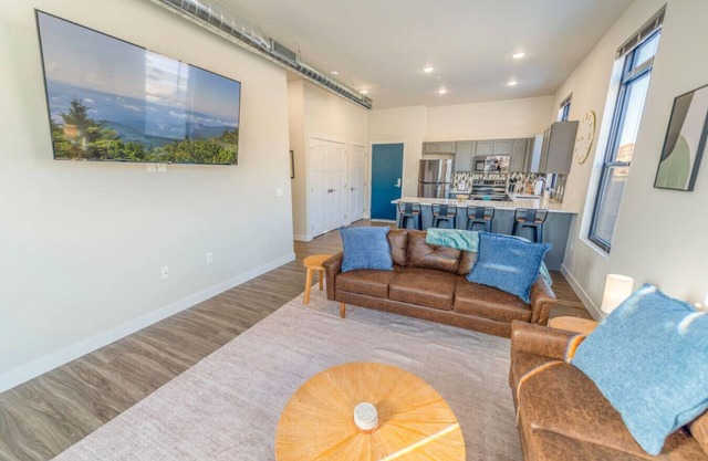 Luxury Downtown EC Apartment 2BR