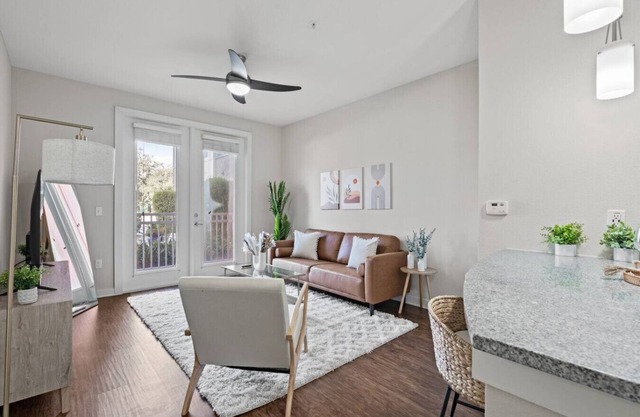 Luxury Downtown Stay | Pool, Gym & Free Parking!
