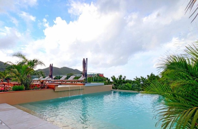 Luxury duplex with pool, sea view and private terrace in Saint-Martin