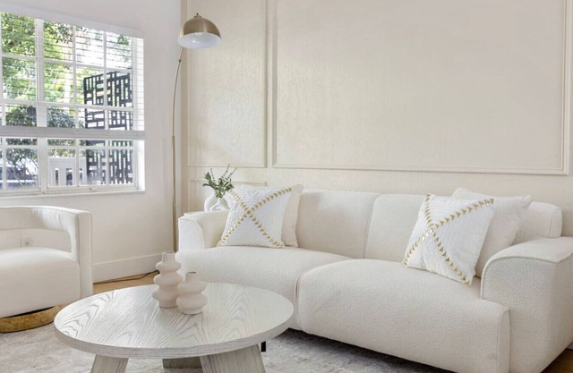 Luxury escape in Prime Location FREE parking &crib