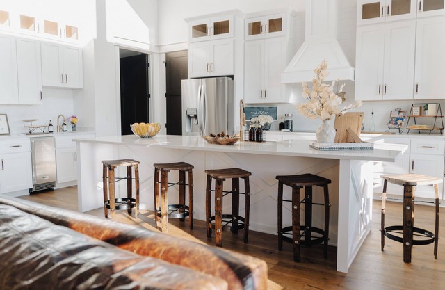 Luxury Farmhouse with pool, 2 miles from Jamestown Marina!