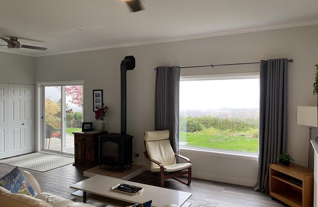 Luxury Foothills Suite - Amazing Views, Excellent Location, well appointed