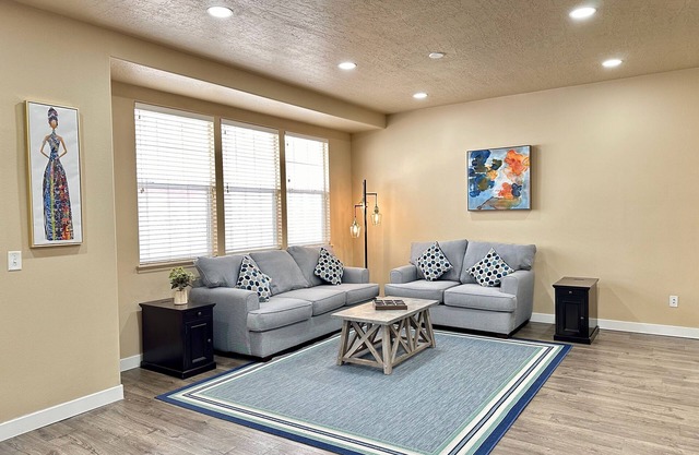 Luxury Gateway, South Jordan Near I-15, Aquarium