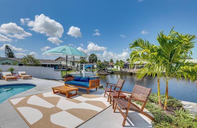Luxury Gem w/Private Pool & Dock in Apollo Beach