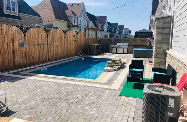 Luxury Georgian Bay gem, heated pool! Hot tub, close to trails & lake