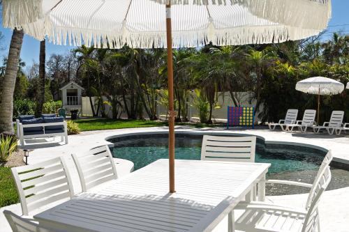Luxury getaway steps from beach sleeps 10