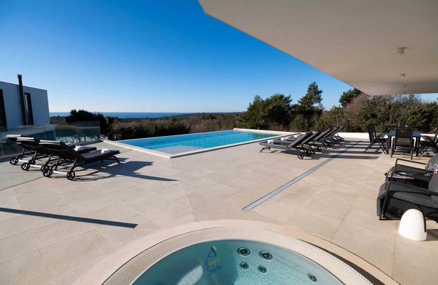 Luxury holiday villa for 10 guests