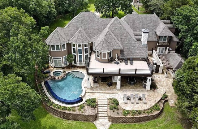 Luxury Haven on Lake Athens | Gourmet Kitchen, Theater, Pool & Waterfront Fun