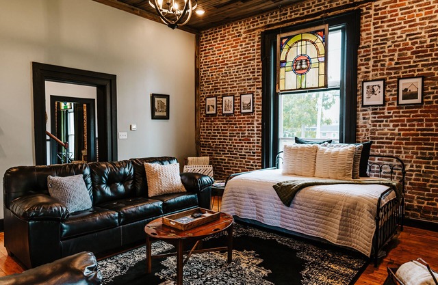 Luxury Historic Downtown - Hot Tub - Sleeps 9 - Bourbon Trail - Modern Amenities