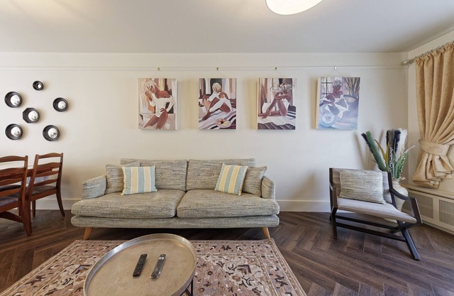 Luxury home from home! nStunning 4 bed house right by the seaside