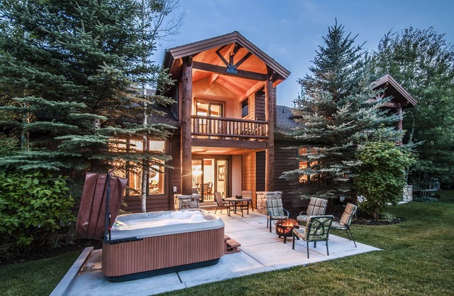 Luxury Home - Great for Multiple Families - 3 Master Bedrooms - Free WiFi